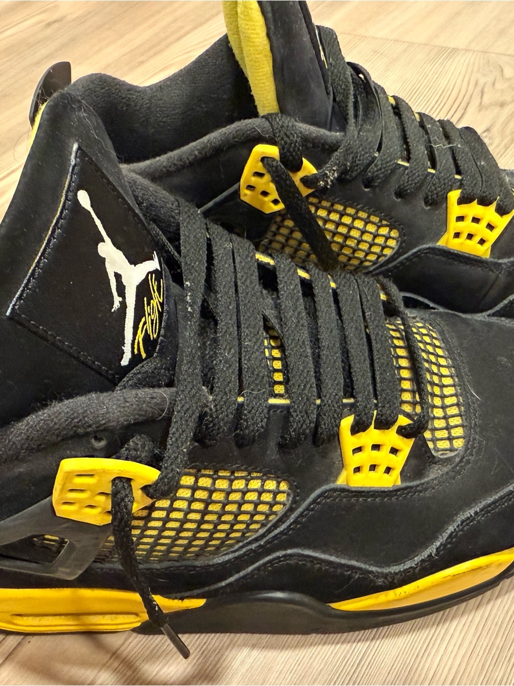 Jordan Black and Yellow Retro Thunder Sneakerse